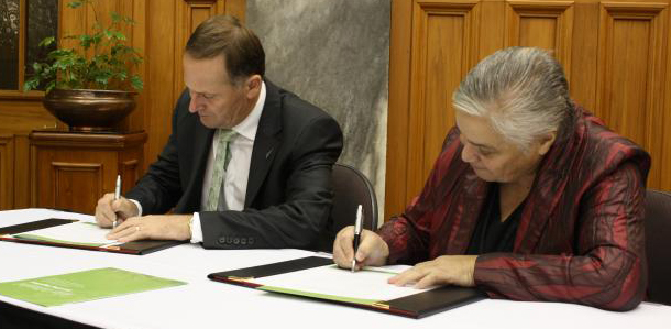 Prime Minister Rt Hon John Key and former Minister for the Community and Voluntary Sector Tariana Turia sign the Kia Tūtahi Relationship Accord